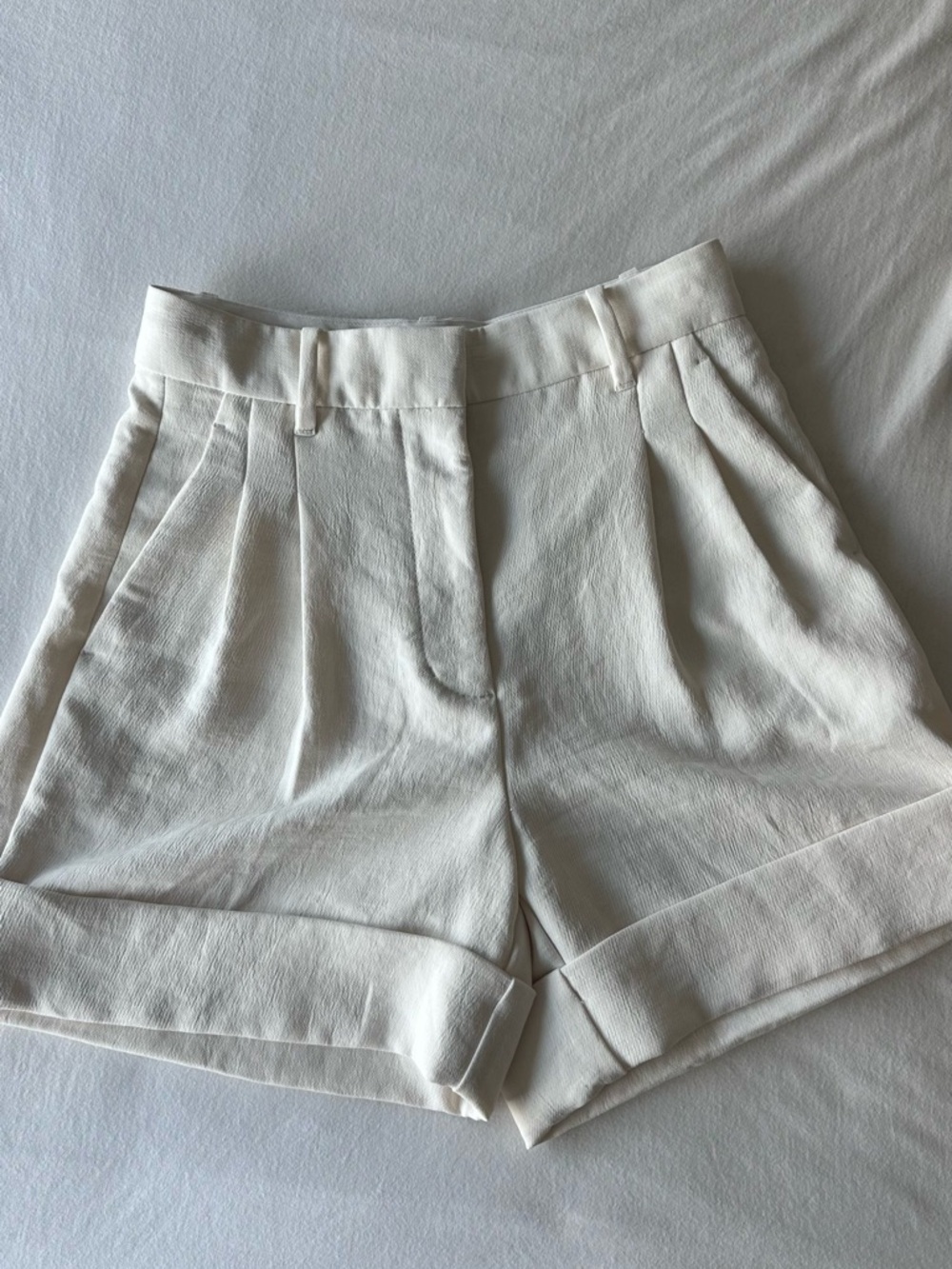 Wilfred High-Waist Pleated Shorts in Off-White